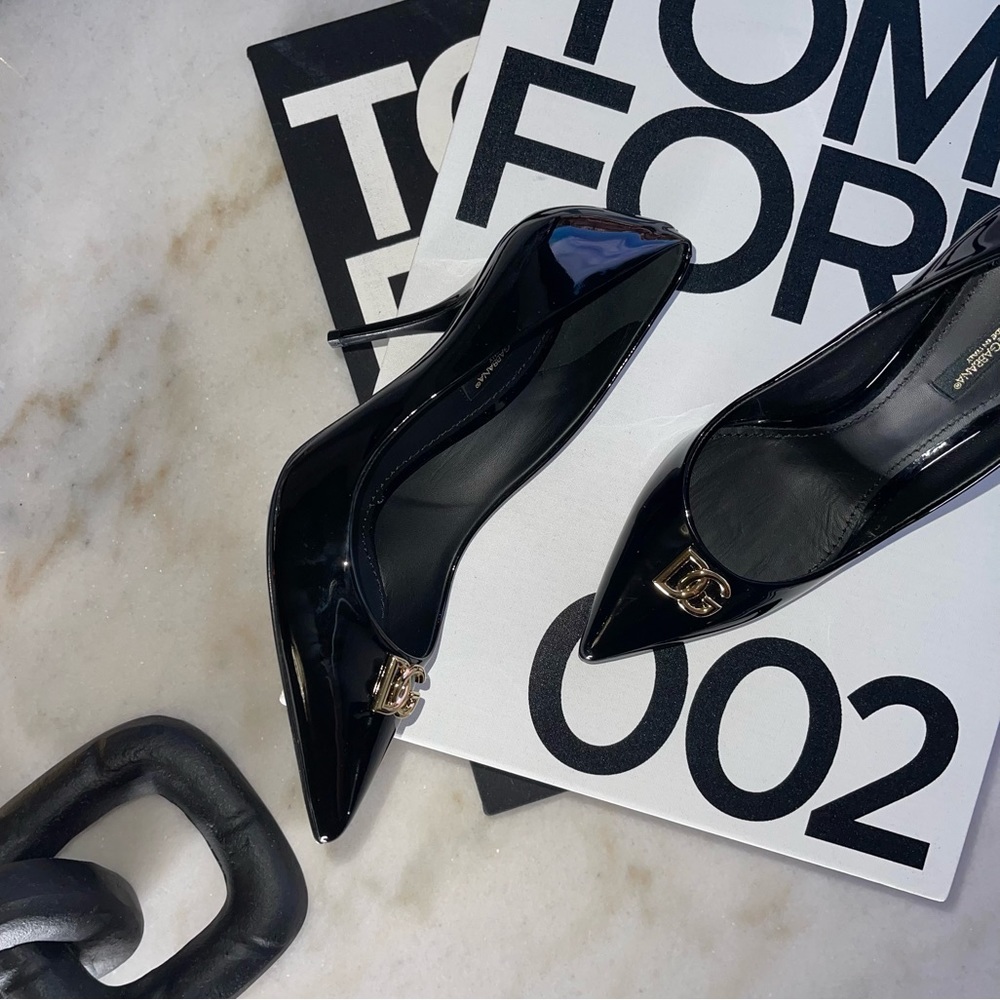 Dolce & Gabbana DG Plaque Pointed Toe Pump in Black Patent Leather New - Picture 6 of 11